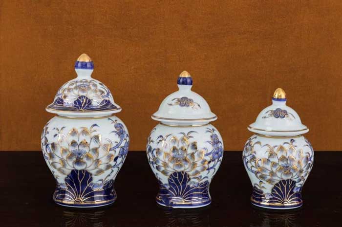 Hũ đựng gạo, muối, nước trên bàn thờ Hũ đựng gạo, muối, nước trên bàn thờ